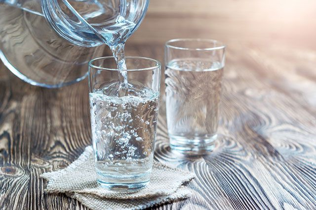 Сколько воды можно выпивать человеку в жару без вреда для здоровья и как лучше всего питаться, советы медиков 
