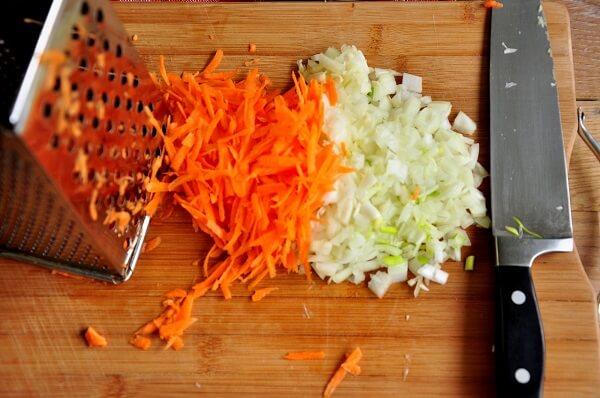 Что жарят хозяйки в первую очередь лук или морковь, когда готовят зажарку на борщ, суп или вторые блюда
