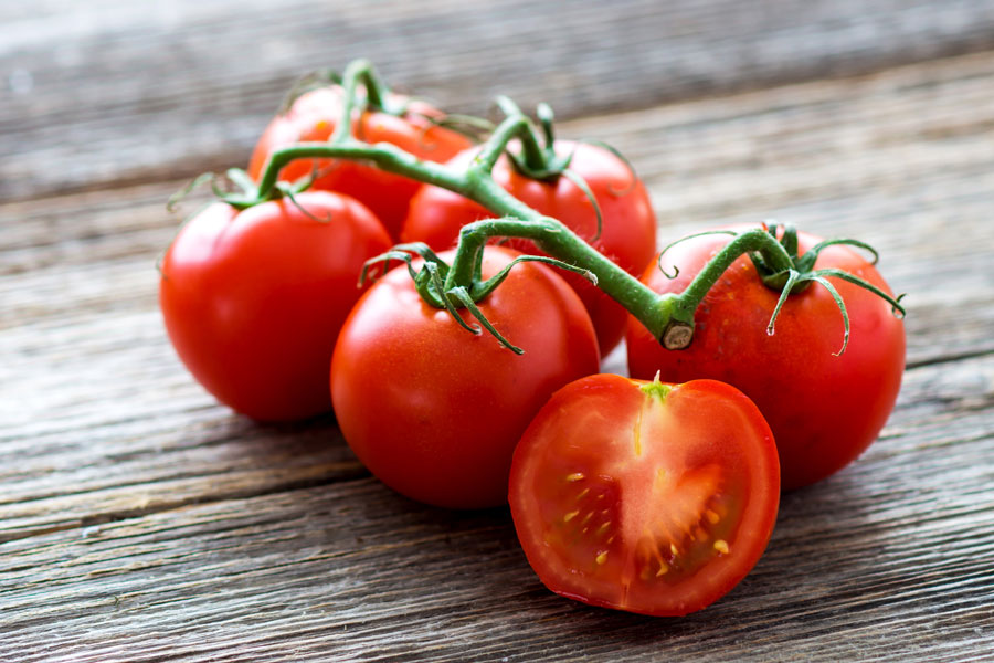 Томатные хитрости помогут помидорам быстрее созреть на грядке в августе 2022 года