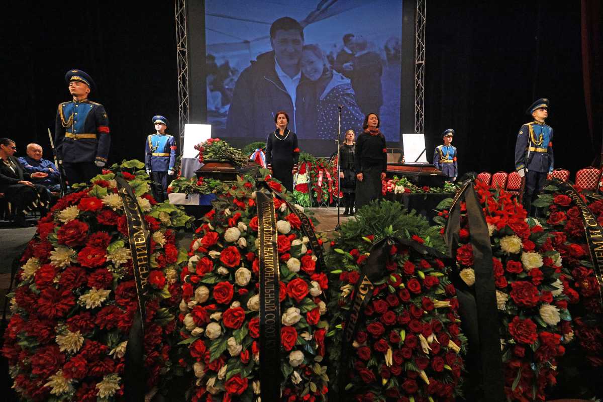 Почему актера и худрука Сергея Пускепалиса хоронят в закрытом гробу, последние новости о траурной церемонии на сейчас