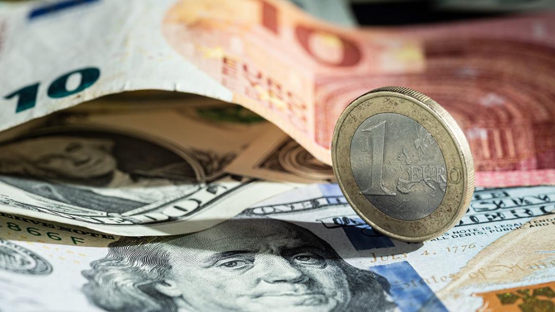 В ЦБ РФ рассказали, будут ли продолжать торговлю долларами и евро 