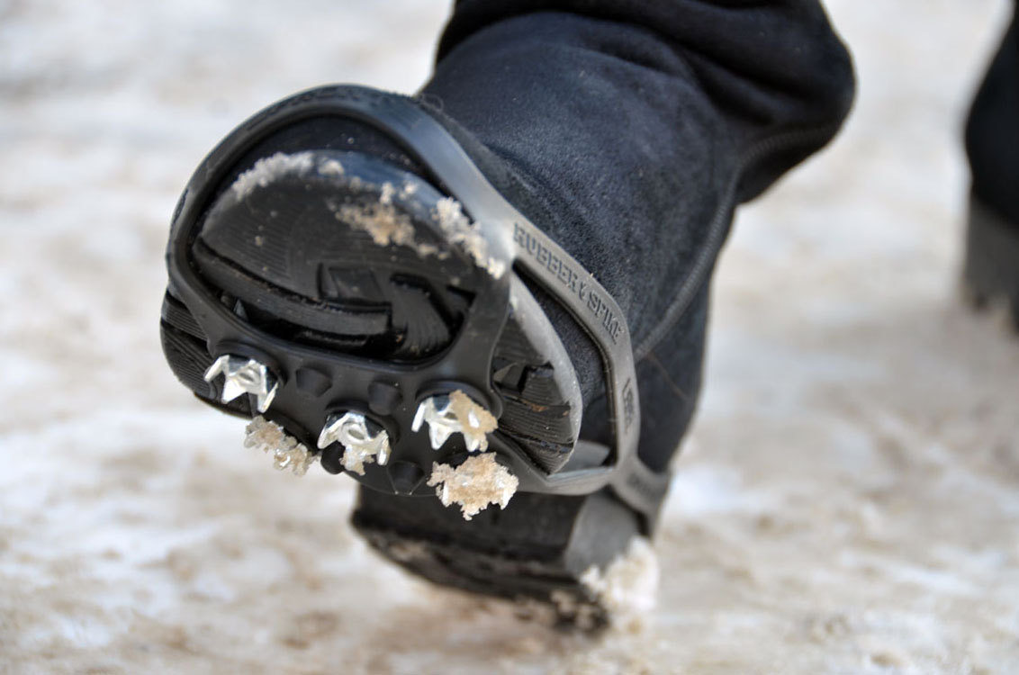 Гуляем безопасно: что можно сделать, чтобы обувь не скользила при ходьбе 