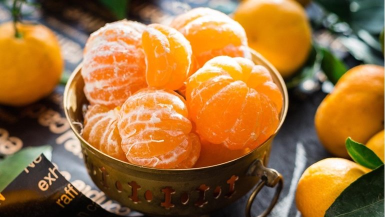 Нужно лишь 30 секунд: два крутых способа, как кислые мандарины сделать сладкими