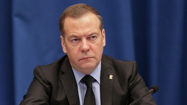 Медведев напомнил премьеру Японии о "ядерном костре"