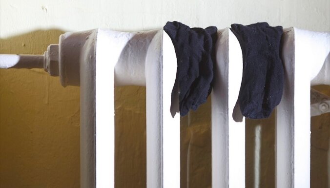 На батарее сушить одежду очень опасно: эксперты назвали причины