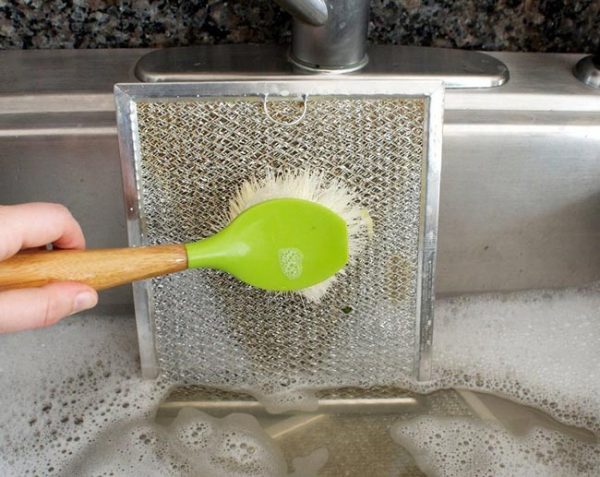 Блеск и чистота: как отмыть вытяжку от жира и налета за 15 минут