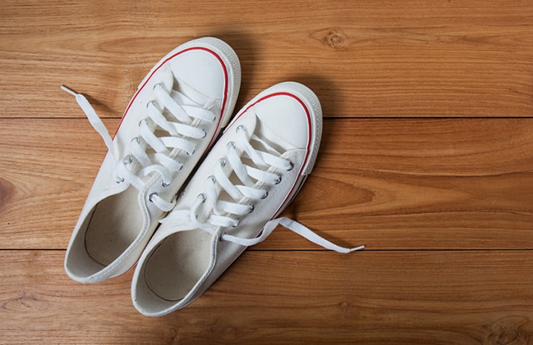 Никакой желтизны: мега простой способ быстро вернет белизну вашим белым кроссовкам