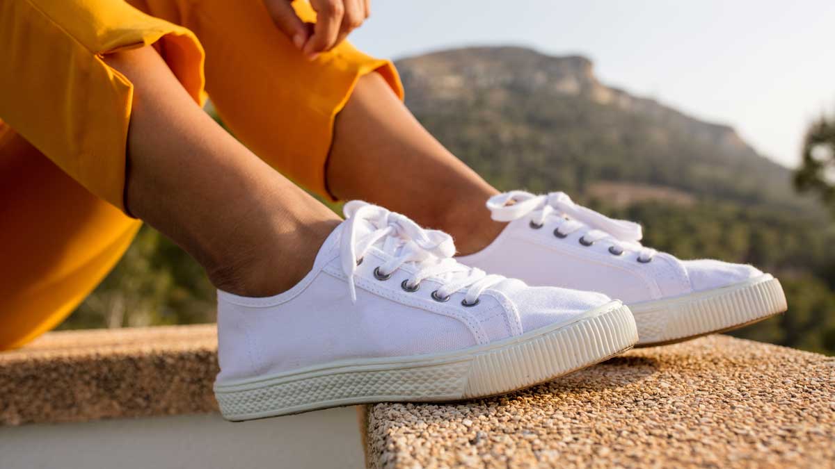 Хитрость в помощь: простой способ вернет белизну вашим белым кроссовкам