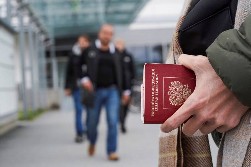 Латвия может депортировать более трёх тысяч россиян