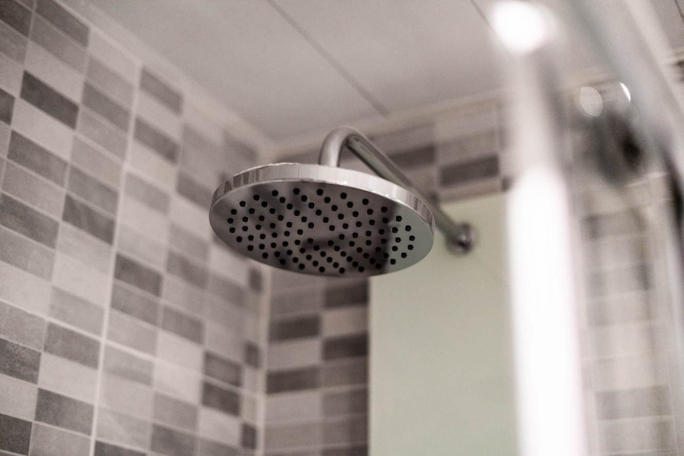 Лицом или спиной к воде: как правильно принимать душ